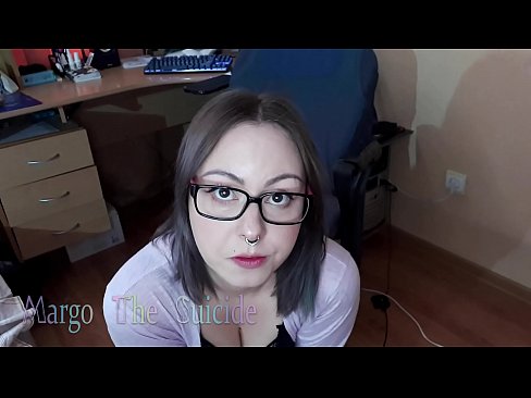 ❤️ Ragazza sexy con gli occhiali succhia il dildo profondamente sulla macchina fotografica ️ Solo porno al it.hdpornpics.ru ❌️