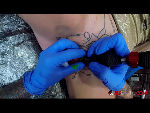 ❤️ Estremamente tatuato hottie Sully Savage ottenuto un tatuaggio sul suo clitoride ️ Solo porno al it.hdpornpics.ru ❌️